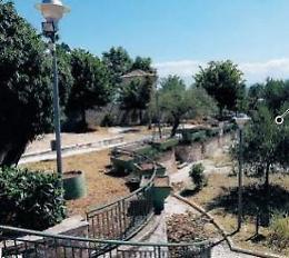 Vandali in azione, devastato il parco pubblico: uno scenario desolante