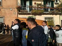Funerali "Simonino": in tanti per l'ultimo saluto. Tre indagati per la sua morte