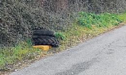 Pneumatici abbandonati in strada, il degrado è servito: polemiche dei cittadini