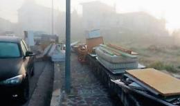 Rifiuti in centro, uno scempio agghiacciante: scoperti e puniti i responsabili