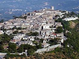 Strada pericolosa, tra lastre di ghiaccio e incidenti: chiesti interventi rapidi
