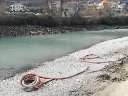 Un grosso tubo di gomma riaffiora dal fiume Liri, i residenti: "Chi lo rimuove?"