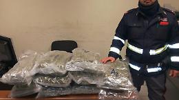 "Corrieri" della droga: coppia fermata in A1 con dieci chili di marijuana