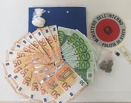 Droga pronta allo spaccio nascosta nell'armadio di casa: pusher in manette