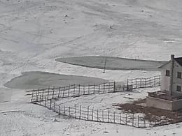 Pazzo inverno: laghetti per sci acquatico al posto delle piste innevate