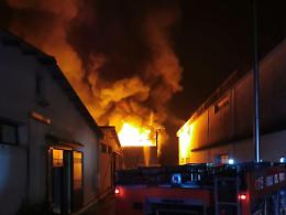 Fiamme altissime al magazzino "Mille idee": Vigili al lavoro fino all'alba