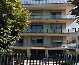 Chiede più metadone: al rifiuto riempie il medico di pugni in testa. Poi fugge