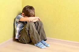 Pedofilia, adesca un 13enne in chat e lo violenta: il padre del minore lo scopre