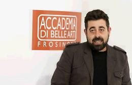 Il prof fa i conti con quei sassi fantasma ma dolorosi: non vivo più, è un incubo