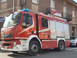 Blackout, alberi caduti, lamiere divelte: la bufera di vento lascia il segno
