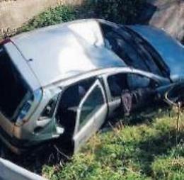 Esce fuori strada e finisce in un fossato: paura per un uomo