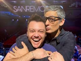 Sanremo 2020: l'abbraccio social tra Tiziano Ferro e Fiorello: e pace fu!