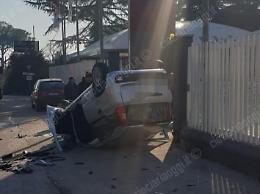 Incidente sulla Casilina: due coniugi incastrati nell'auto. Ferito un ragazzo