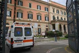 Ferito da un poliziotto: l'uomo dovrà essere operato. Proseguono le indagini