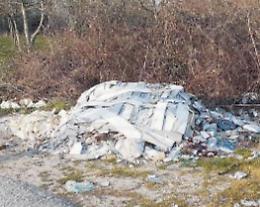 Discariche a cielo aperto, incivili senza freni: ancora rifiuti abbandonati