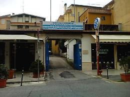Va in hotel insieme alla madre per avere gli arretrati, finisce a botte