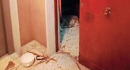 Il proprietario esce: pochi minuti e gli occupano la casa e si barricano dentro