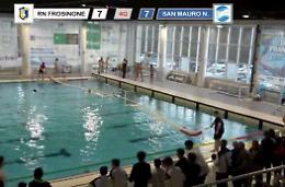 Rissa in piscina, tra denti rotti e traumi alla testa: accuse incrociate