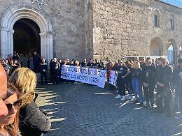 Palloncini nel cielo e una bara bianca: il dolore per l'addio a Luca Forte