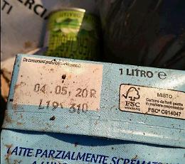 Generi alimentari per i bisognosi gettati nella spazzatura: sdegno unanime