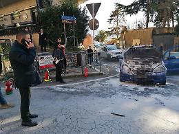 Auto a fuoco in centro, ci pensa il sindaco: Natalia spegne il rogo