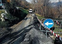 Frana dimenticata e la strada continua a cedere: cittadini allarmati