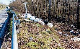 Una piazzola di sosta trasformata in discarica: il degrado è servito