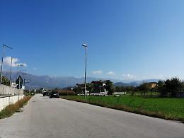 Danneggia un lampione con l'auto della moglie: gli costa caro