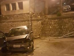 Esce fuori strada, sfonda un muretto e precipita lungo la via sottostante