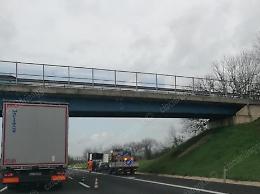 Camion prende fuoco in A1, paura e code: l'autista riesce a mettersi in salvo