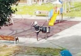 Distrugge i cestini del giardino Scalo. Poi si siede ad ammirare il risultato