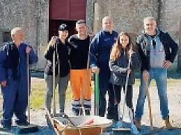 Anagni, volontari ripuliscono l'area esterna della chiesa di Sant'Anna