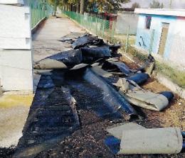 Il vento danneggia la copertura del campo sportivo: ancora problemi al Montorli