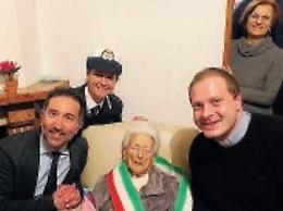 Cento candeline per nonna Maria: per un giorno diventa sindaco del paese