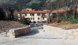 La piazzetta è pronta ma c'è ancora il cantiere: l'indignazione dei cittadini