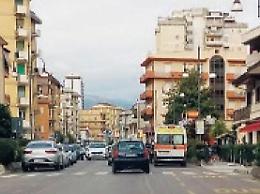 Vigilessa investita mentre è in servizio: finisce in ospedale
