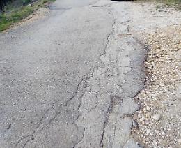 Strada nel dimenticatoio da anni: tra asfalto danneggiato e zero illuminazione
