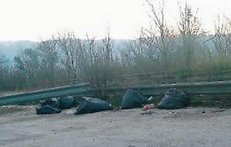 Rifiuti abbandonati: lo scempio sulla superstrada Sora-Ferentino non ha fine