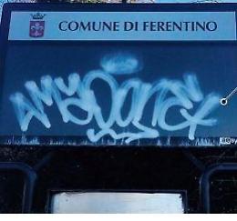 Atti vandalici in città: giovane writer incastrato dalle telecamere