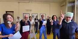 L'inno dei medici di tutta Italia contro il coronavirus: parole di Mogol. Il video