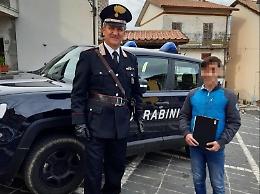 I carabinieri consegnano tablet ai giovani studenti: ora potranno seguire le lezioni online