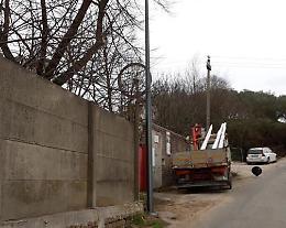 Installazione di lampioni, altre strade interessate nella città dei Papi