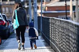 Coronavirus, uscire con i bimbi: le precisazioni. I medici avvertono: "E' pericoloso"