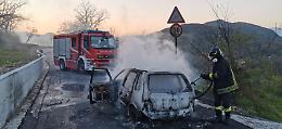 Auto trasformata in un inferno di fuoco: il conducente si butta fuori in extremis
