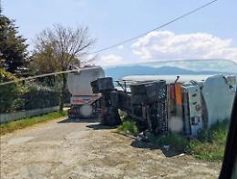 Paura in strada: autotreno si sbilancia e il rimorchio finisce in una cunetta
