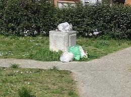 Buste di rifiuti abbandonate sotto casa e cattivi odori: la gente è stufa