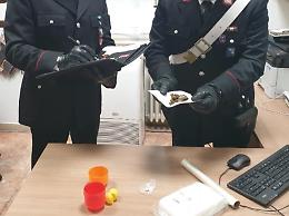 Il covid non frena lo spaccio, arrestato pusher 27enne: aveva cocaina e hashish