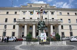 Centro estetico e parrucchiera, compro oro e bar aperti nonostante i divieti: scattano i sigilli