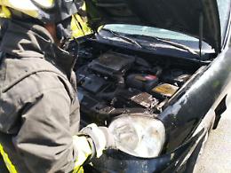 Auto in fiamme, provvidenziale intervento dei vigili del fuoco