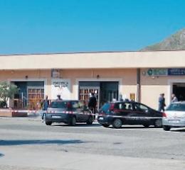 Assalto armato in banca: rapinatore incastrato dalle tracce di sangue